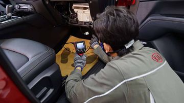 Nhân viên kỹ thuật đang kiểm tra xe cho khách hàng