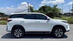 Toyota Fortuner 2023 cũng có những thay đổi trong thiết kế phần thân xe