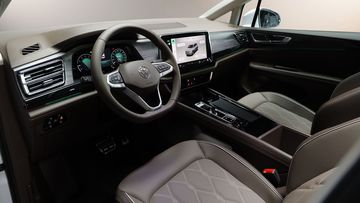 Ghế ngồi VW Viloran 2024 được bọc da ti&ecirc;u chuẩn, mang lại vẻ sang trọng cho khoang nội thất