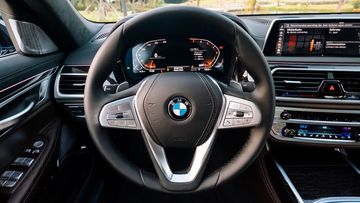 Vô lăng BMW 7 Series 2023 thể thao với chấu trung tâm hình chữ V sang trọng
