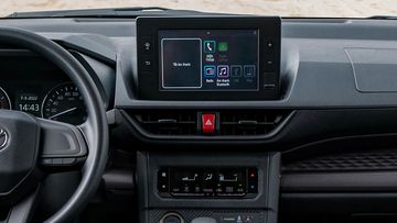 Màn hình giải trí cảm ứng 8 inch tích hợp đầy đủ các kết nối Apple Carplay, Android Auto, USB, Bluetooth