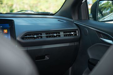 Cửa gió bên phụ được bố trí lạ mắt