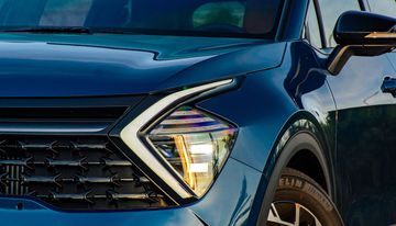 Hệ thống chiếu sáng trên xe cũng vô cùng ấn tượng với dải đèn ban ngày hình Boomerang độc đáo