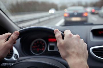 Lái xe với tốc độ cao rồi phanh gấp là một trong những thói quen tàn phá hệ thống phanh hàng đầu