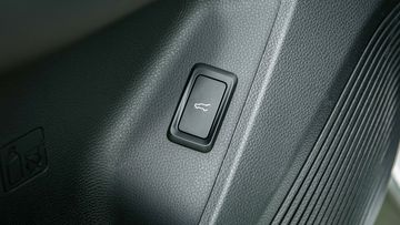 Phiên bản Titanium X được trang bị cốp chỉnh điện với đóng/mở rảnh tay thông minh