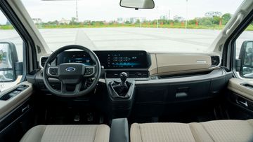 Bảng táp lô Ford Transit 2024 cũng hiện đại hơn đáng kể với các giao diện kỹ thuật số