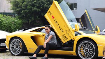 Sau khi “tàng hình” ở chặng trước, Lamborghini Aventador S bất ngờ tái xuất do chính ông Hoàng Kim Khánh cầm lái