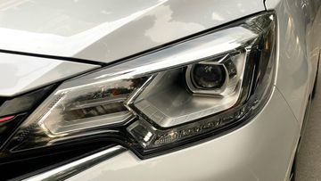 Cụm đèn trước trên Mitsubishi Attrage 2024 có thiết kế nổi khối sắc cạnh đi cùng hệ thống chiếu sáng hiện đại, đặc sắc hơn