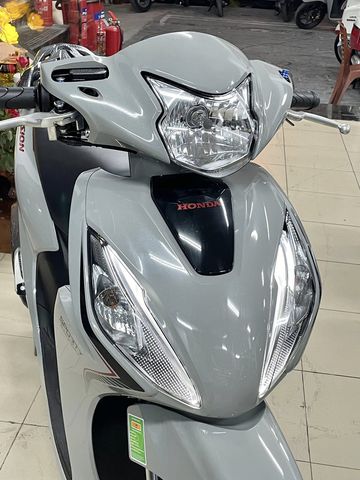 
 Honda Vision 2024 gây ấn tượng mạnh mẽ với cụm đèn đặt chính giữa đầu xe
