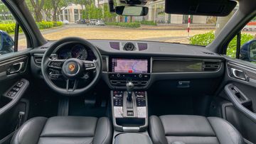 Bắt đầu với với ghế tài xế, phong cách riêng của Porsche đã được thể hiện ngay với nút khởi động xe đặt bên trái vô-lăng