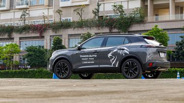 Cấu trúc thân xe Peugeot 2008 2025 vẫn đậm chất SUV đô thị với các đường cắt xẻ nhấn mạnh cá tính riêng biệt