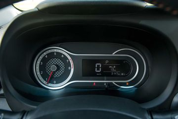Cụm đồng hồ lái được thiết kế theo kiểu bất đối xứng trên Hyundai i10 2024