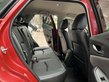 Về không gian, hàng ghế thứ 2 của Mazda CX-3 2023 được giới chuyên môn và khách hàng đánh giá ở mức đủ dùng