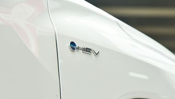 Logo HEV mới trên thân xe Toyota Corolla Cross 2024