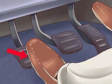 Khi dừng xe, các bác nên giữ chân phanh, nhả chậm chân côn cho tới khi tiếp giáp côn.