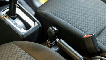 Cần số phụ của Suzuki Jimny 2024 đặt ở vị trí gọn gàng, thuận tiện sử dụng