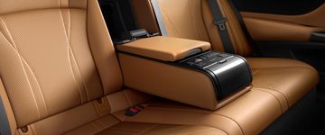 Ghế ngồi trên Lexus ES300h 2024 êm ái với các phím tiện ích