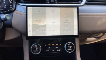 Jaguar F-Pace 2023 sở hữu màn hình 11,4 inch có độ phân giải HD và hỗ trợ kết nối Apple Carplay/Android Auto
