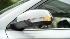 Ốp gương chiếu hậu được sơn cùng màu thân xe và tích hợp đèn LED báo rẽ