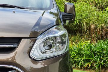 Cụm đèn định vị ban ngày trên Ford Tourneo