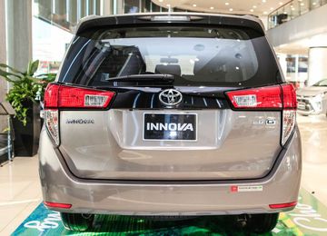 Đuôi xe Toyota Innova 2023 được thiết kế vuông vắn nhằm đề cao tính thực dụng