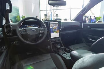 Khoang lái của Ranger Stormtrak 2024 vẫn đi theo DNA chung của dải sản phẩm gầm cao mới nhà Ford.