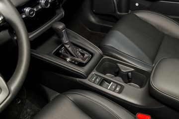 Honda HR-V 2025 cũng được trang bị các tính năng cao cấp như phanh tay điện tử với chế độ giữ phanh tự động