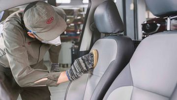 Nhân viên kỹ thuật chăm sóc từng chi tiết trên chiếc xe