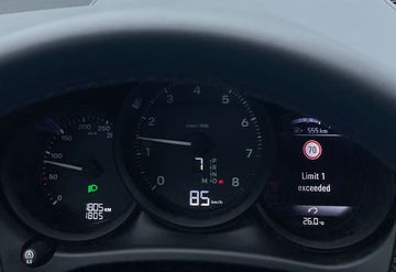 Porsche đã dành một vị trí riêng ngay trung tâm cho việc báo hiệu vị trí cần và cấp số ở bất kì chế độ lái nào để người điều khiển quan sát mọi lúc. 