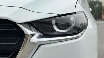 Hệ thống chiếu sáng trước trên Mazda BT-50 2024 có thiết kế tinh gọn, sắc nét với ống đèn pha được cách điệu hình trụ viền LED đặc sắc