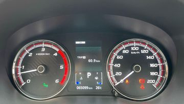 Phía sau tay lái là cụm đồng hồ thông số với màn hình LCD sắc nét nằm giữa 2 đồng hồ analog truyền thống