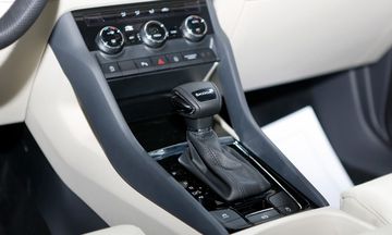 Cần số Skoda Karoq 2024 có kích thước nhỏ và được bọc da cao cấp