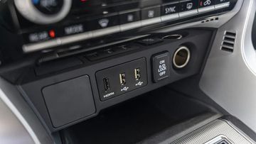 Mẫu SUV 7 chỗ còn được trang bị khóa vi sai cầu sau, điều khiển điện tử bằng nút bấm “ON/OFF R/D LOCK”