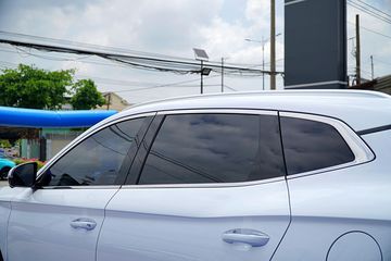Cụm cửa sổ trên BYD Sealion 6 2025 cũng có tạo hình hiện đại, tăng tầm nhìn cho người lái cũng như hành khách, nhưng vẫn đồng bộ với ngôn ngữ tổng thể