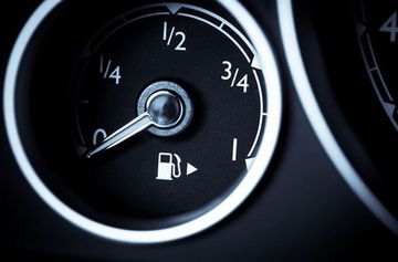 Thường xuyên để bình nhiên liệu cạn là một trong những thói quen khiến ô tô nhanh hỏng hơn.