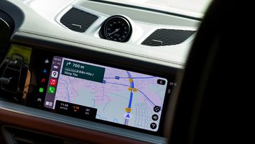 Màn hình giải trí Porsche Cayenne 2024 còn trang bị tiêu chuẩn kết nối Apple CarPlay tiện dụng