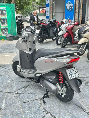 Honda Lead 2024 sở hữu phần tay nắm được vuốt ngược lên cao tinh tế