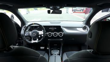 Bảng táp lô Mercedes-AMG GLA 45 S 4MATIC+ đặt theo trục chữ T cổ điển