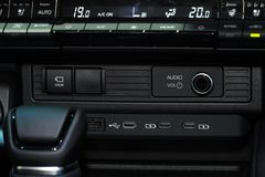 Cổng sạc USB Type-C cho hàng ghế trước