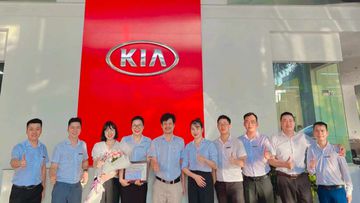 Hình ảnh nhân viên KIA Ninh Bình hỗ trợ khách hàng trong buổi lái thử