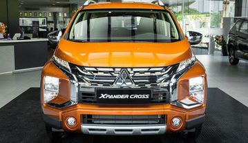 Đầu xe nổi bật với các chi tiết như đèn pha, đèn định vị ban ngày, cản trước chắc chắn