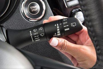 Cần điều khiển gạt mưa được bố trí ngay sau vô lăng, phía bên phải của người lái