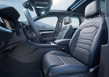 Hàng ghế trước có chức năng chỉnh điện 12 hướng, nhớ ghế 3 vị trí, sưởi và thông gió