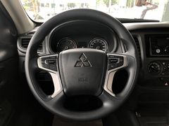 Vô lăng xe Mitsubishi Triton 2021 4 chấu to bản