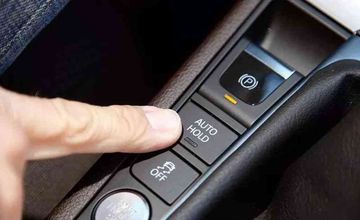 Để kích hoạt, người lái cần nhấn vào nút “Auto Hold” hoặc “Brake hold”.