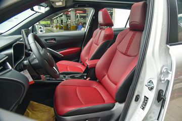 Ghế ngồi trên Toyota Corolla Cross 2024 giữ nguyên thiết kế với ghế lái chỉnh điện 10 hướng