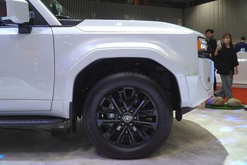 Toyota Land Cruiser Prado 2025 cũng được nâng cấp la-zăng hợp kim 20 inch thể thao hơn hẳn