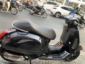 Lưới tản nhiệt dạng tổ ong được đặt 2 bên má yếm khá lạ mắt