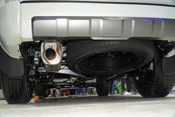 Ống xả Toyota Land Cruiser Prado 2025 được đặt cao và ẩn gọn gàng bên dưới cản sau