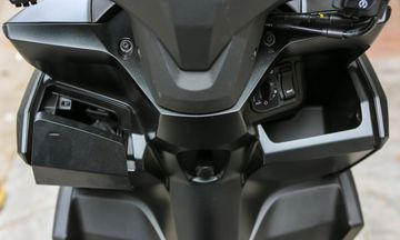 Honda Vario 160 sở hữu 2 hộc chứa đồ phía trước với hộc bên trái có nắp che chống nước
